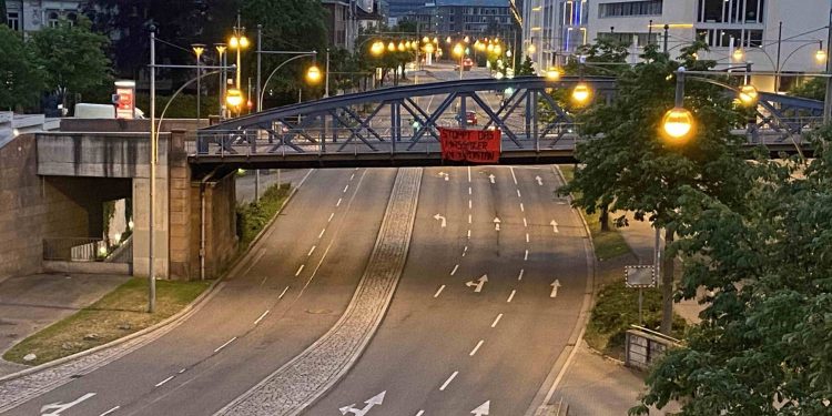 Freiburg’ta TCŞ ve JCA aktivistlerinden “Katliama sessiz kalma” pankartı