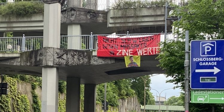 Freiburg’ta TCŞ ve JCA aktivistlerinden “Katliama sessiz kalma” pankartı