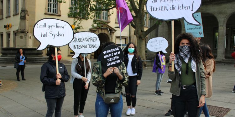 Stuttgart’da genç kadınlar, kadın yönelik şiddeti protesto etti