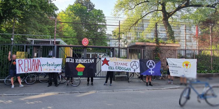 İsviçreli devrimci gençlerden Türk Büyükelçiliği önünde eylem