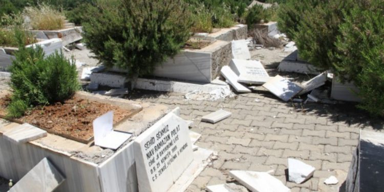 İşgalci TC askeri yine mezarlıklara saldırdı!