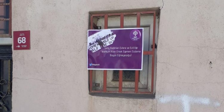 Genç Kadın Meclisi’nden afişleme eylemi