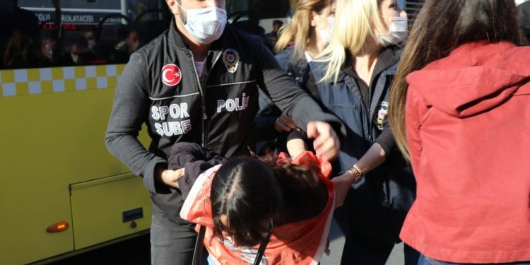 Faşist polis şiddetini protesto eden gençlere saldırı ve gözaltı