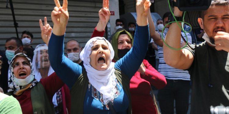 Bakurê Kurdistan ve Türkiye’de ‘darbe’ protestosu: Berxwedan jiyan e