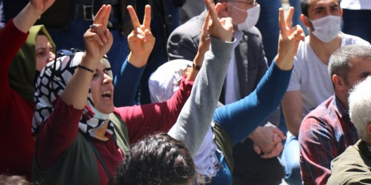 Bakurê Kurdistan ve Türkiye’de ‘darbe’ protestosu: Berxwedan jiyan e