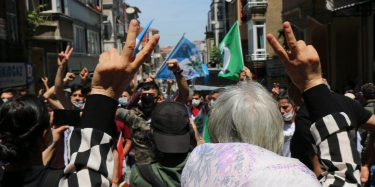 Bakurê Kurdistan ve Türkiye’de ‘darbe’ protestosu: Berxwedan jiyan e