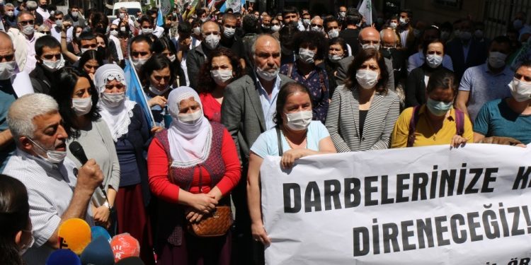 Bakurê Kurdistan ve Türkiye’de ‘darbe’ protestosu: Berxwedan jiyan e