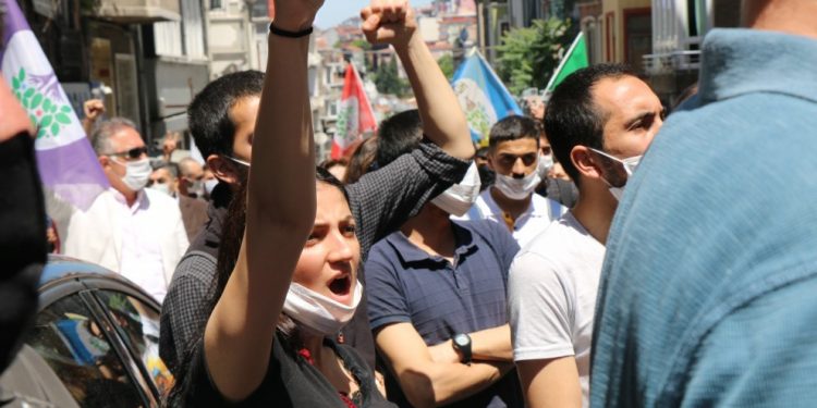 Bakurê Kurdistan ve Türkiye’de ‘darbe’ protestosu: Berxwedan jiyan e