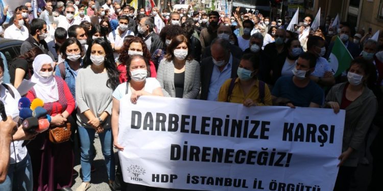 Bakurê Kurdistan ve Türkiye’de ‘darbe’ protestosu: Berxwedan jiyan e