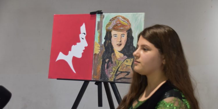 Genç kadınlardan resim sergisi