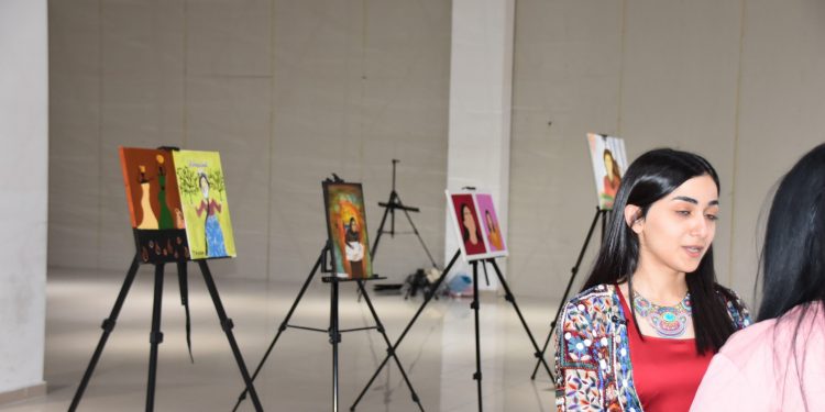 Genç kadınlardan resim sergisi