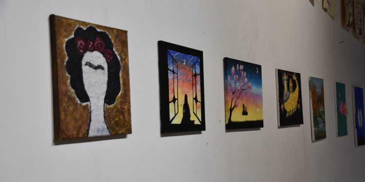 Genç kadınlardan resim sergisi