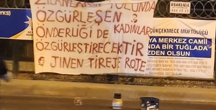 Jinen Tirejen Roje İnisiyatifi Şehit Zilan anısına pankart astı