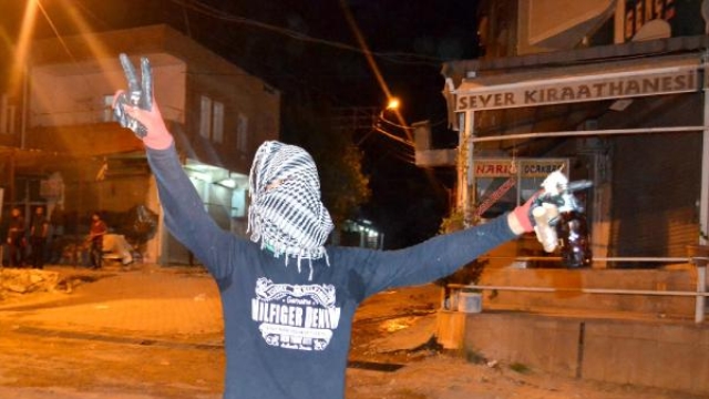 Şehit Erîş Mordem İntikâm Birimi işgalci polis ve uyuşturucu satıcılarını vurdu