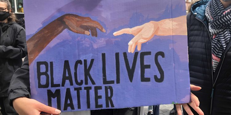 Binler Freiburg’da ırkçılığa karşı alanlara çıktı