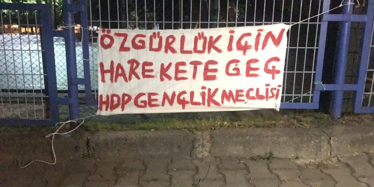 HDP’li gençler İstanbul’da pankart astı