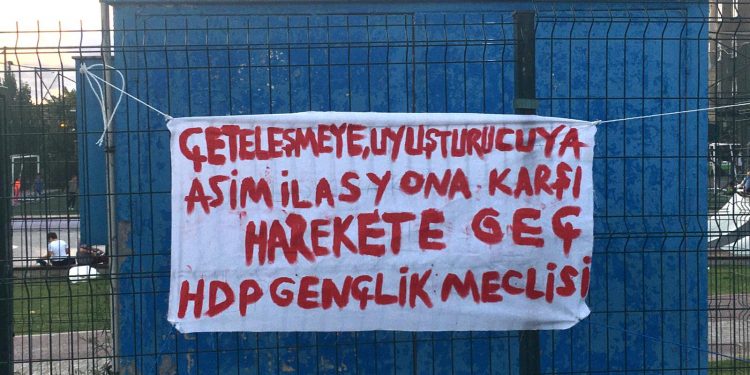 HDP’li gençler İstanbul’da pankart astı