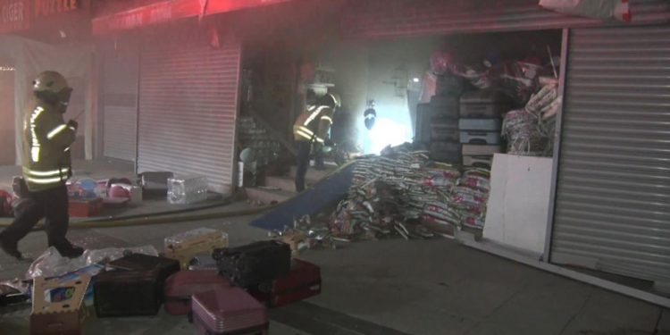 Bir fabrika, 12 işyeri ve üç servis minibüsü küle döndü