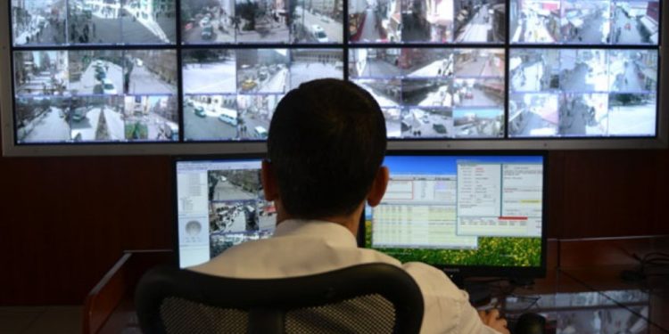 Kadın yurdunu izleyen alçak Türk polisi serbest bırakıldı!