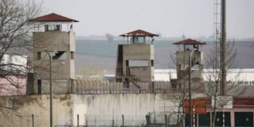 Kadın tutsaklara çift kelepçe işkencesi!