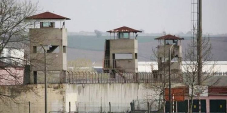 Kadın tutsaklara çift kelepçe işkencesi!