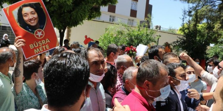 Pirsûs şehitleri anılıyor: Faşist polis şehitlerin fotoğraflarına saldırdı!