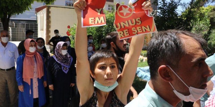 Pirsûs şehitleri anılıyor: Faşist polis şehitlerin fotoğraflarına saldırdı!