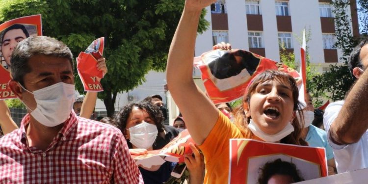 Pirsûs şehitleri anılıyor: Faşist polis şehitlerin fotoğraflarına saldırdı!