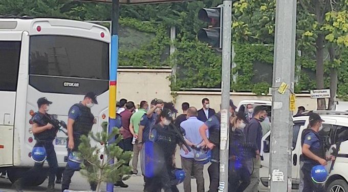 Ulucanlar Cezaevi önünde yurttaşlara saldırı