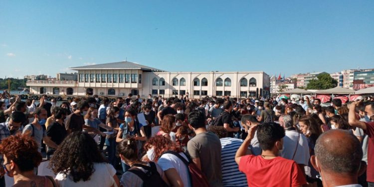 Gençler, Suruç için adalet zinciri oluşturdu