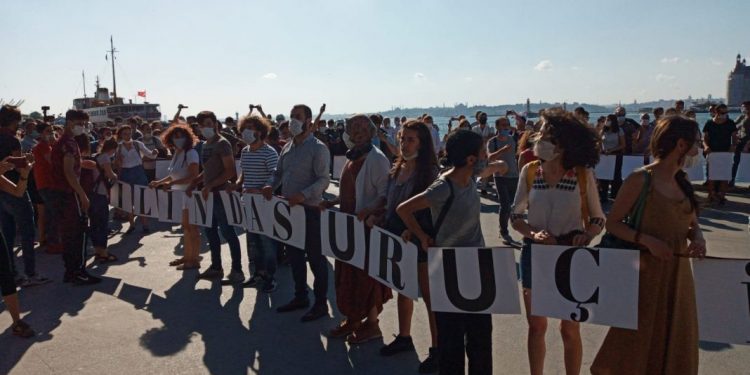 Gençler, Suruç için adalet zinciri oluşturdu