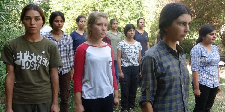FLAŞ- Rojava’lı genç kadınlar yönlerini Gerilla saflarına verdi!