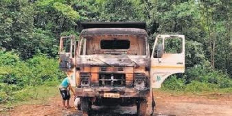 Gerillalar 4 aracı imha etti