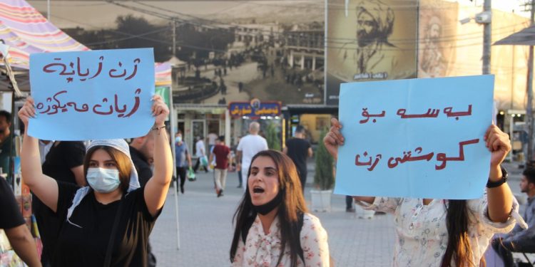 Genç kadınlar, işgalci Türk devletinin bayrağını ayaklar altına aldı