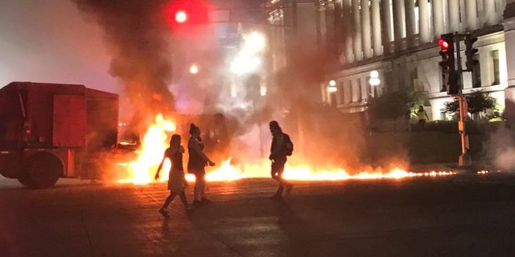 Irkçı saldırılar isyan gerekçesi oldu