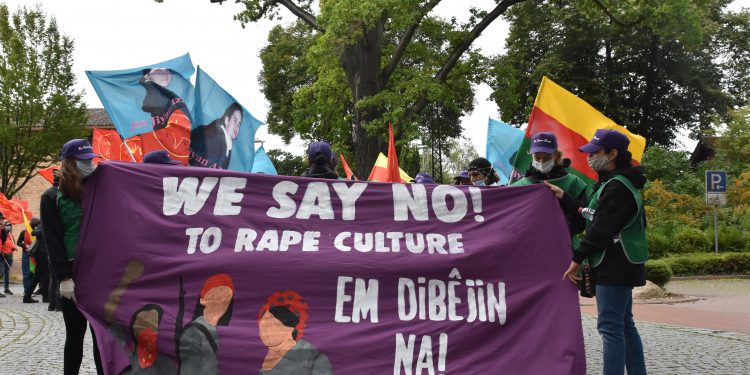 Avrupa’da gerçekleşen Uzun Yürüyüş’de genç kadınlar ‘Em dibêjin NA!’ kampanyasına katıldıklarını ilan ediyorlar