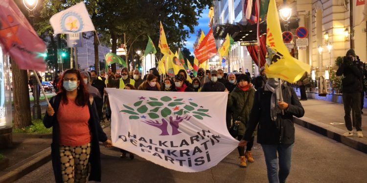 Viyana’da gençler işgalciliğe, tecride ve faşizme karşı “Bi Hev Re Serhildan” dedi