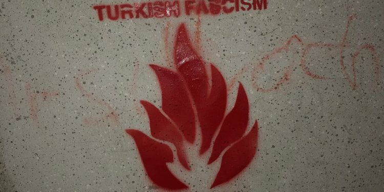 St.Gallen’de gençlerden TC faşizmine karşı sprey çalışması