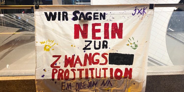 Frankfurt’ta genç kadınlardan “Em Dibêjin NA” pankart çalışması