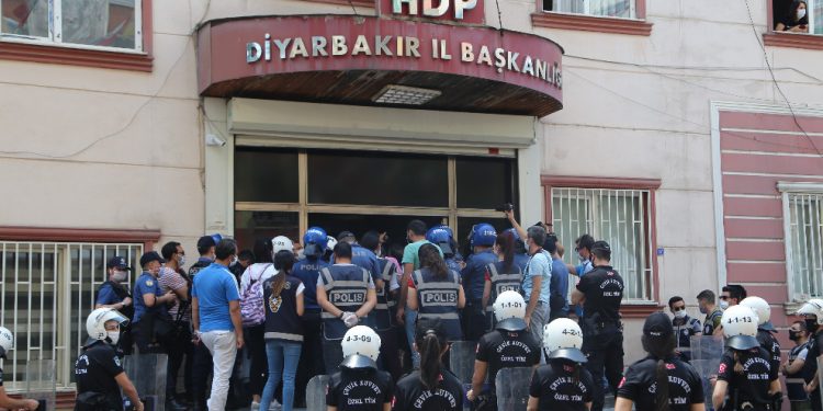 YENİLENDİ- İşgalci Türk polisi HDP binasını bastı