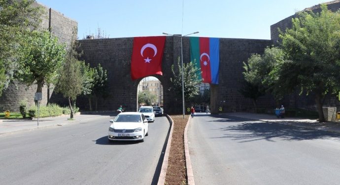 İşgalci Vali surlara Azarbeycan bayrağı astı