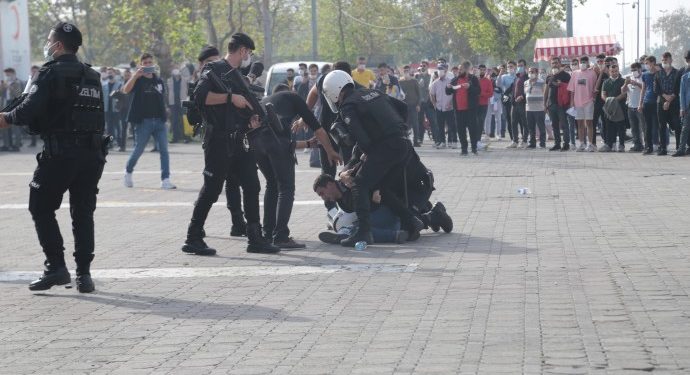 Faşizmin polisleri gençlere saldırdı: 40 genç rehin alındı