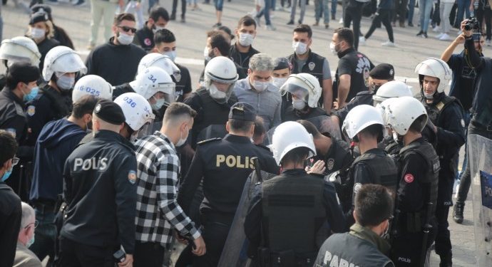 Faşizmin polisleri gençlere saldırdı: 40 genç rehin alındı
