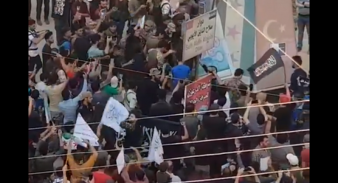 Efrin’de El-Kaide bayrakları açıldı