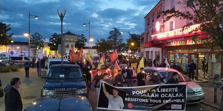 Paris’te gençlik komploya karşı “Öcalan’a Özgürlük” sloganıyla alanlarda