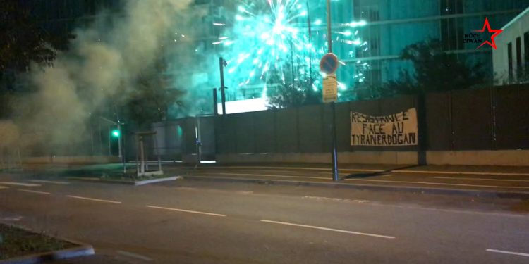 Strasbourg Türk Başkonsolosluğuna pankartlı ve havai fişekli eylem