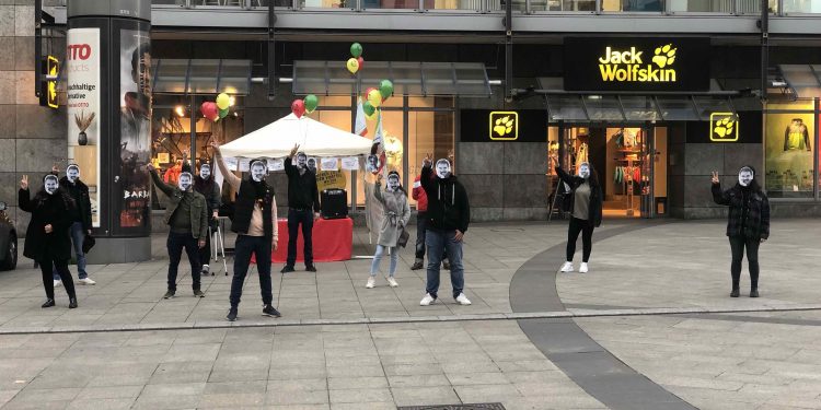 TEKO-JIN ve TCŞ’li gençlerden Stuttgart’ta eylem