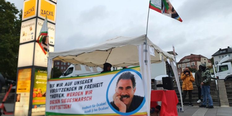 Stuttgart’ta Halklar Önderi Öcalan için stand çalışması