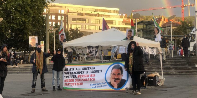 Stuttgart’ta gençlerden Önder Öcalan için stand çalışması