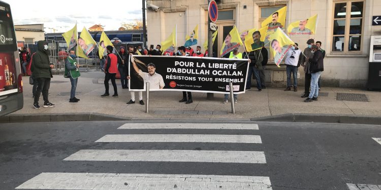 Paris’te gençlerden “Öcalan’a Özgürlük” talebiyle eylem